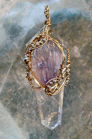 Amethyst on Quartz Vogle, Gold